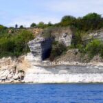 Die Kreideklippen von Stevns Klint sind Weltnaturerbe. Die dunklen Ablagerungen sind Reste eines Meteoriteneinschlags auf der Halbinsel Yucatan in Mexiko. Was sich anhand des Iridiumgehalts nachweisen ließ. Er ist vermutlich verantwortlich für das Aussterben der Dinosaurier. Rechts unten ist ein Kajak zu sehen.