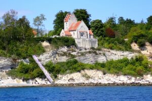 Alte Kirche von Højerup. Der Chor stürzte vor fast 100 Jahren in die Ostsee. Eine Betonmauer stützt nun die Kirche von unten. Darauf befindet sich ein kleiner Balkon den man von der Kirche aus betreten kann.
