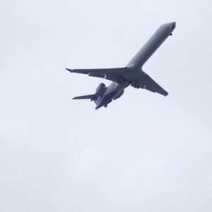 Auf dem Flughafen Kastrup landen die Flugzeuge heute aufgrund des südlichen Winds auf der nord-südlichen Landebahn. Trotzdem fliegen sie dicht über uns hinweg und der Lärm ist sehr irritierend