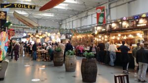 Die alte Werfthalle in Helsingör mit seinem Streetfoodmarkt lockt uns wieder wie schon im letzten Jahr. Diesmal gibt es herzhaft gefüllte Crepes für uns.