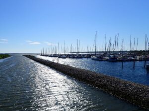 Der Hafen von Frederiksværk liegt neben dem Kanal, der den Arresø zum Roskilde Fjord entwässert
