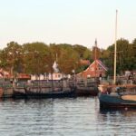 Im Museumshafen von Roskilde liegen zahlreiche Nachbauten alter Wikingerschiffe neben anderen alten Booten