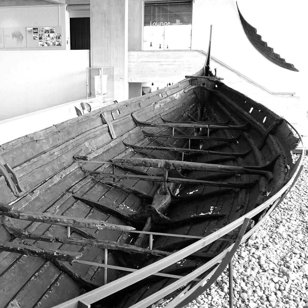 Das bei Skudelev gefundene Boot Nr. 3 wurde in Dänemark aus Eichenholz gebaut und war ein kleines elegantes Fracht- und Reiseschiff, bestens geeignet für die dänischen Gewässer