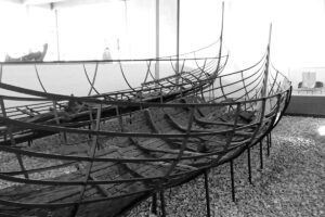 links Boot Nr. 2 (das Kriegsschiff) und rechts Boot Nr. 6 (das Fischerboot)