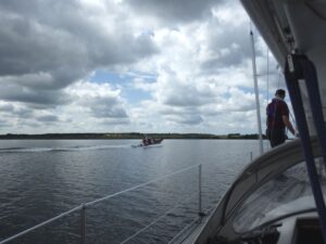 Nach anderthalb Stunden Warten treffen die Freiwilligen von der Seenotrettung aus Lynaes ein und helfen uns wieder frei zu kommen. Danke schön!!
