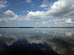 Spiegelblanke See südlich der Enge bei Eskilsö