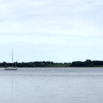Lorrikeet fährt draußen auf dem Roskilde Fjord Richtung Klappbrücke, während ich zur S-Bahn Station laufe