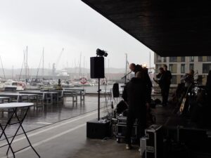 Das Konzert droht im Regen zu versinken